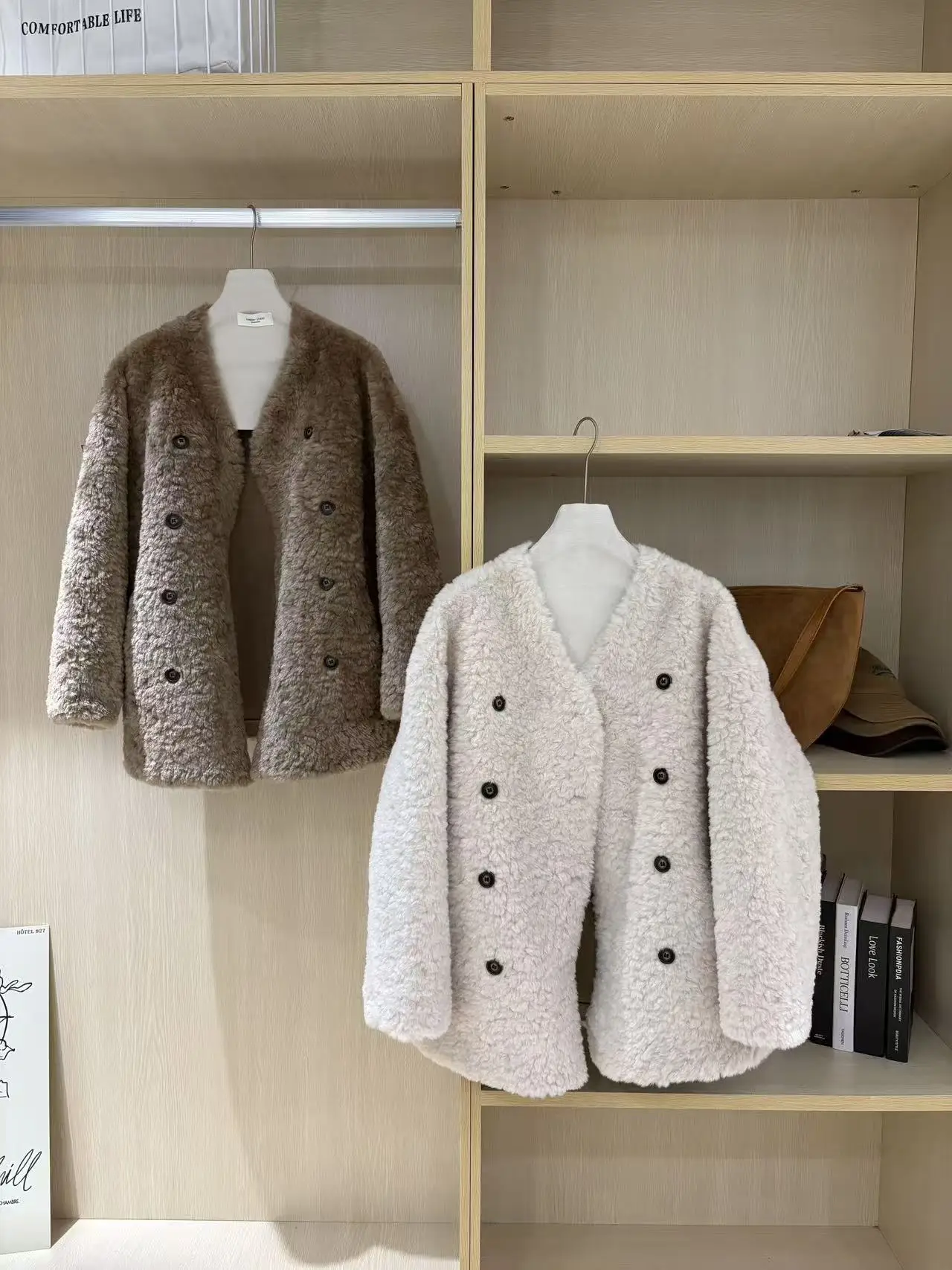 Женское осенне-зимнее двубортное свободное пальто из искусственной шерсти с v-образным вырезом, женская уличная одежда, длинная верхняя одежда из искусственного меха с длинными рукавами
Женское осенне-зимнее двубортное свободное пальто из искусственной шерсти с v-образным вырезом, женская уличная одежда, длинная верхняя одежда из искусственного меха с длинными рукавами