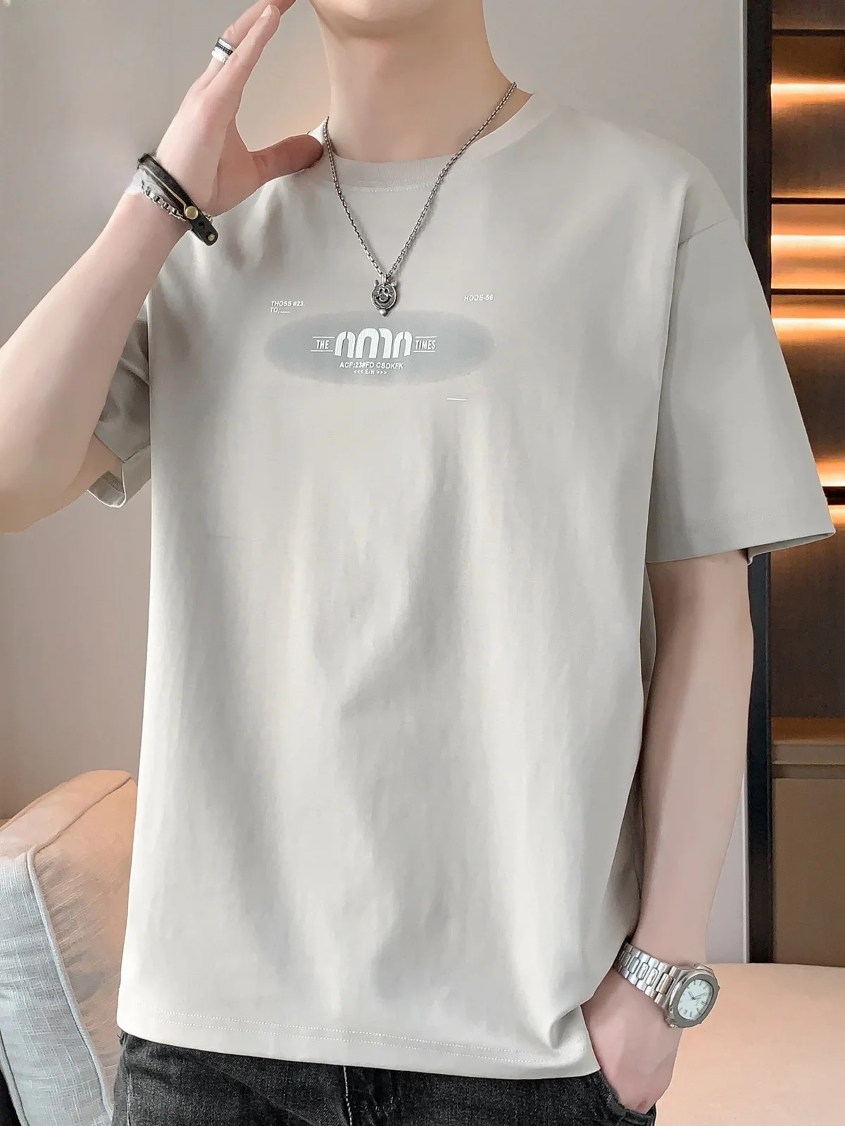 Мужская футболка с круглым вырезом, летняя коллекция 2025, свободный крой, повседневный стиль, модный тренд, универсальная, из смесового хлопка и полиэстера
Мужская футболка с круглым вырезом, летняя коллекция 2025, свободный крой, повседневный стиль, модный тренд, универсальная, из смесового хлопка и полиэстера