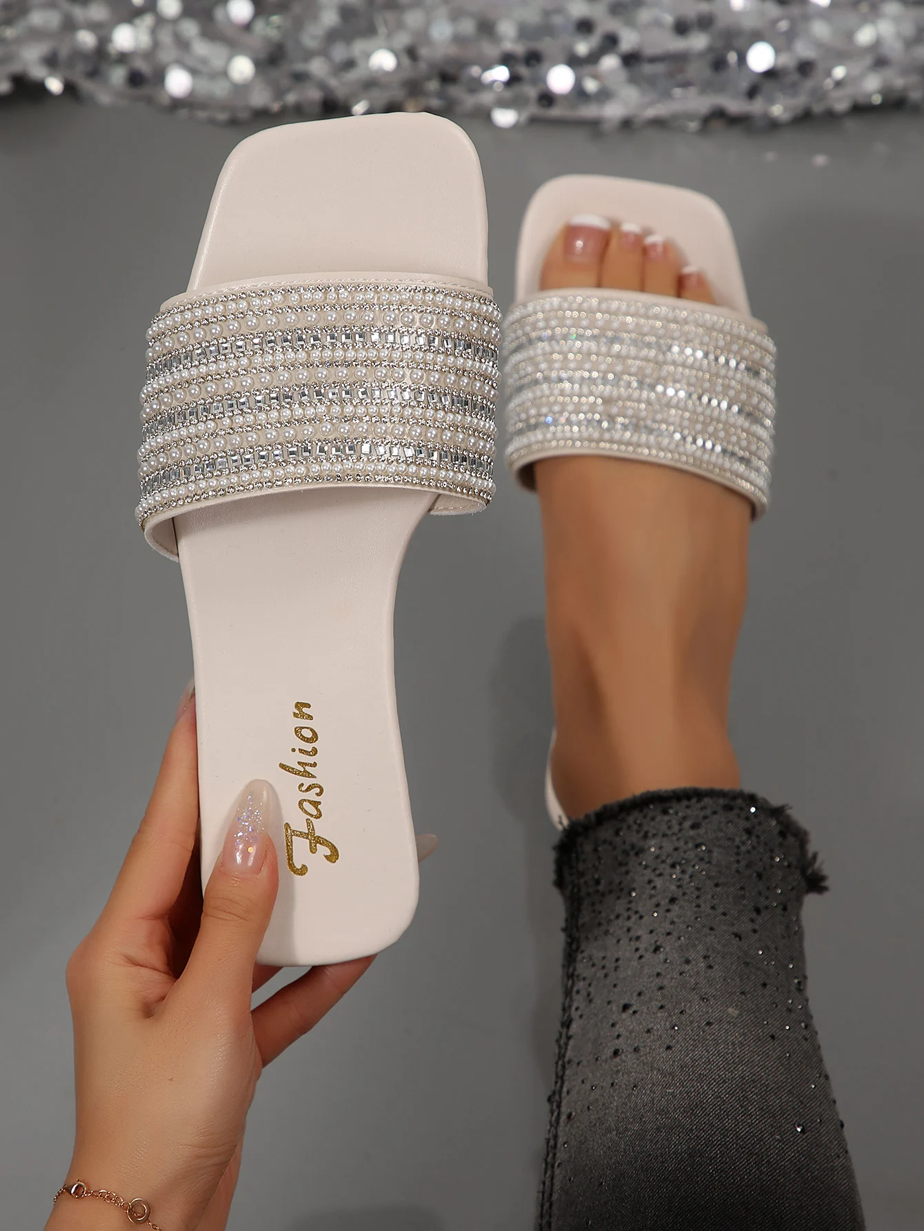 New Fashionable Summer Sandals for Women, Slip-On Slippers, Party Birthday Gift, Solid Color Outdoor Casual Shoes, Simple and Elegant Flat Beach Slippers, Easy to Match, Comfortable for All-Day Wear at Home and Outdoors
New Fashionable Summer Sandals for Women, Slip-On Slippers, Party Birthday Gift, Solid Color Outdoor Casual Shoes, Simple and Elegant Flat Beach Slippers, Easy to Match, Comfortable for All-Day Wear at Home and Outdoors