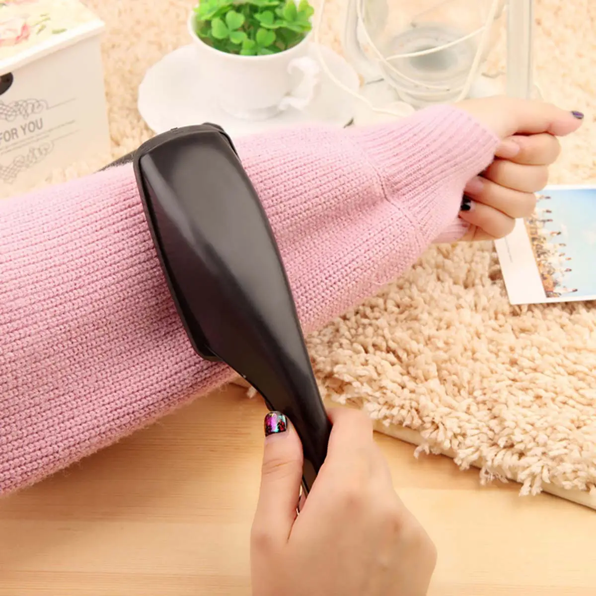 2Pcs Static Clothes Lint Remover Rotatable Hair Dust Cleaner Brush Easy Use for Clothes Bedding Furniture Pet Hair Cleaning Tool
2Pcs Static Clothes Lint Remover Rotatable Hair Dust Cleaner Brush Easy Use for Clothes Bedding Furniture Pet Hair Cleaning Tool