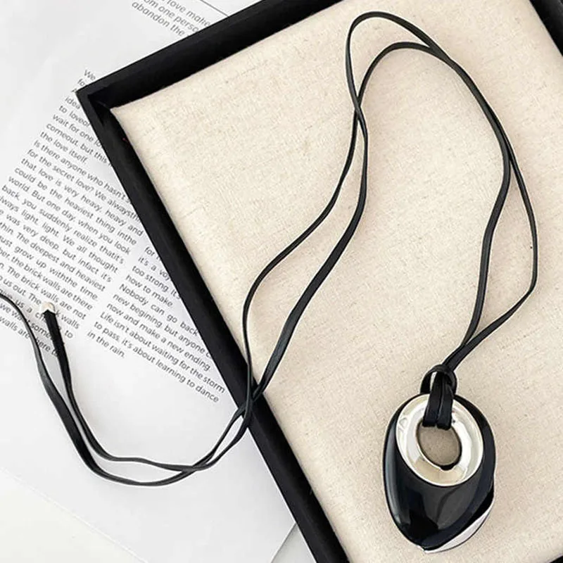 Black agate stone oval pendant necklaces for women long sweater necklaces luxury designer jewelry new in 2024
Black agate stone oval pendant necklaces for women long sweater necklaces luxury designer jewelry new in 2024