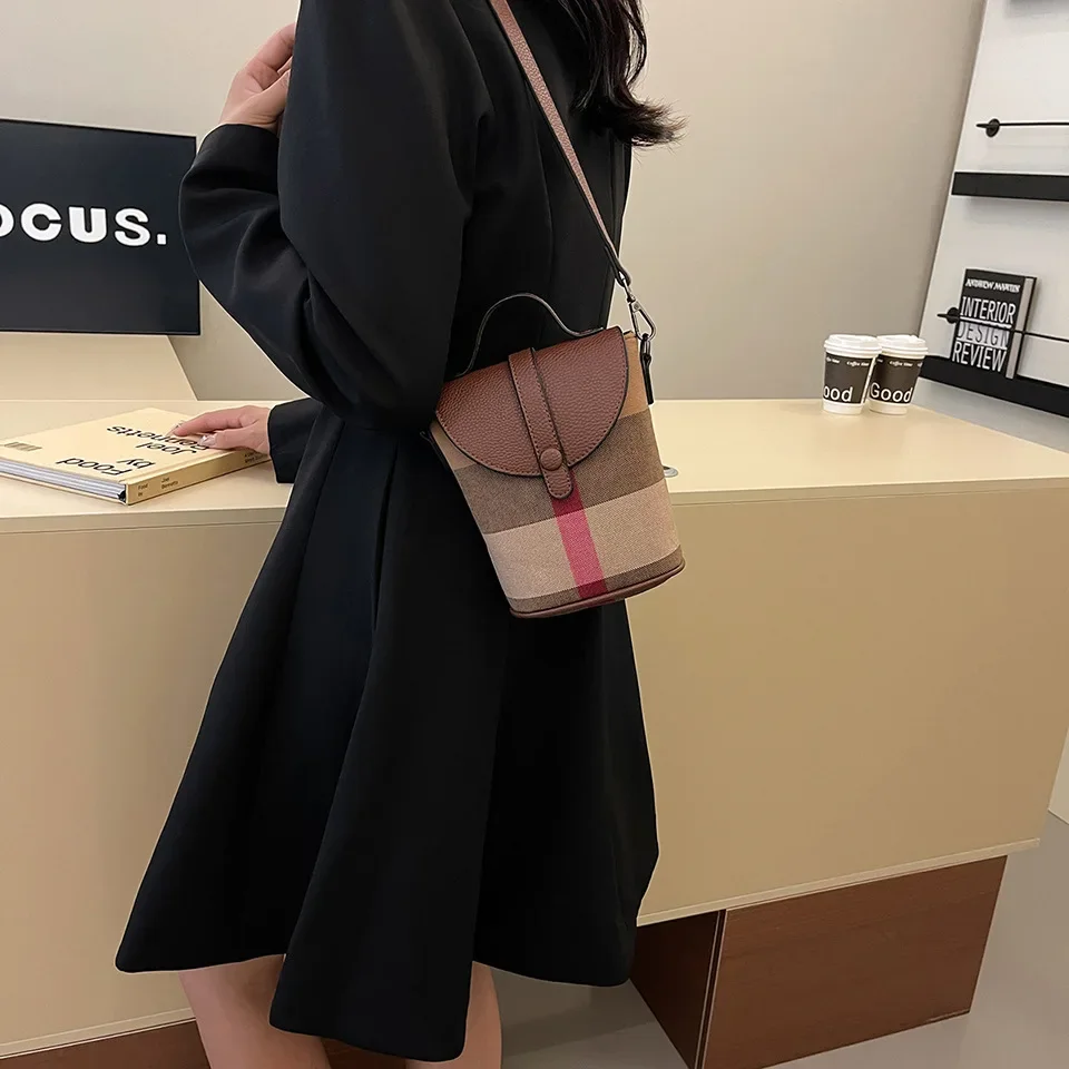 2025 Designer Women's New Light Luxury Phone Bag - Retro Contrasting Color, Crossbody & Shoulder, Ideal for Casual Outings.
2025 Designer Women's New Light Luxury Phone Bag - Retro Contrasting Color, Crossbody & Shoulder, Ideal for Casual Outings.