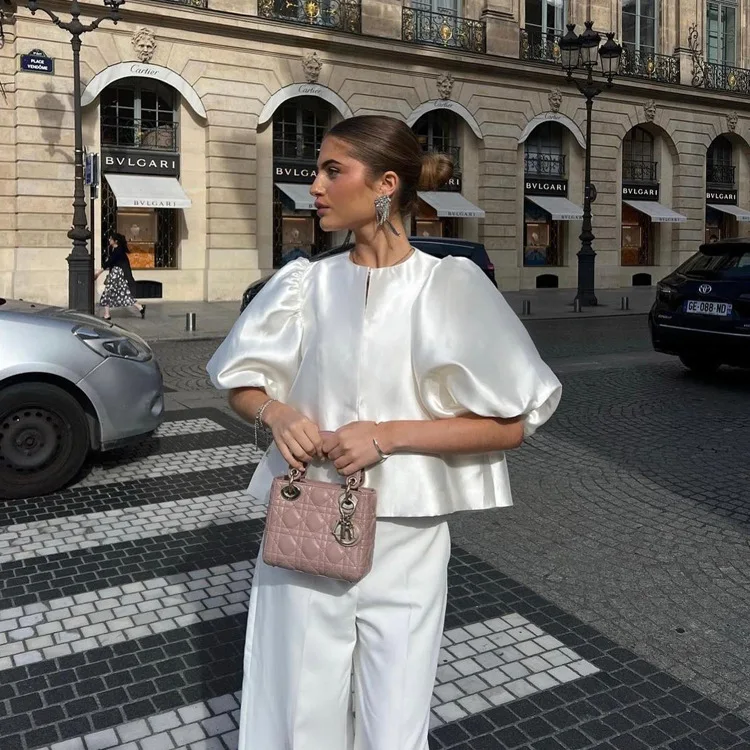 Summer Loose Beige Satin Women'S Shirt 2026 Fashion O-Neck Puff Sleeve Shirts Elegant Classic Top Female Clothing Lady Shirts
Summer Loose Beige Satin Women'S Shirt 2026 Fashion O-Neck Puff Sleeve Shirts Elegant Classic Top Female Clothing Lady Shirts