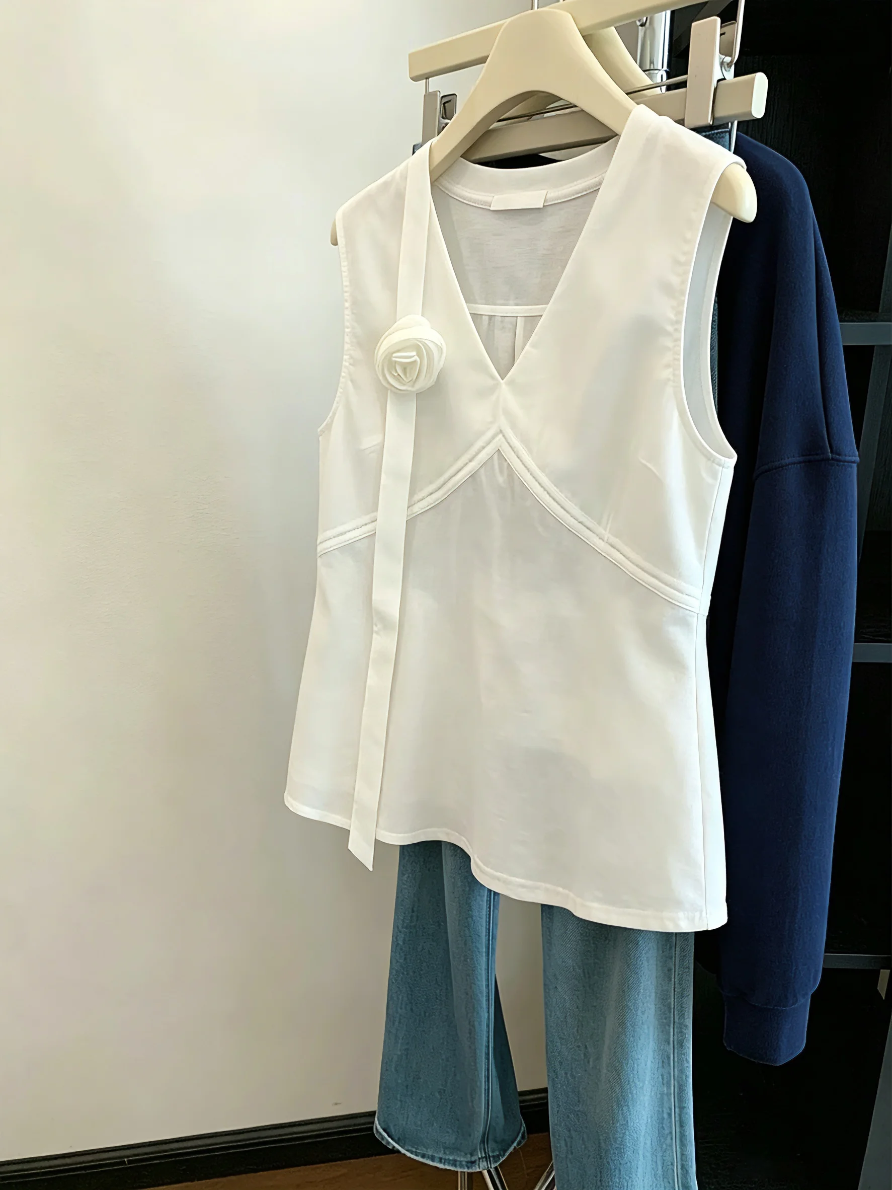 White Flower Sash V-neck Vest Shirt Women Summer Korean Gentle Sweet Match All Sleeveless Top Casual Loose Fit No-iron Proces...
White Flower Sash V-neck Vest Shirt Women Summer Korean Gentle Sweet Match All Sleeveless Top Casual Loose Fit No-iron Proces...