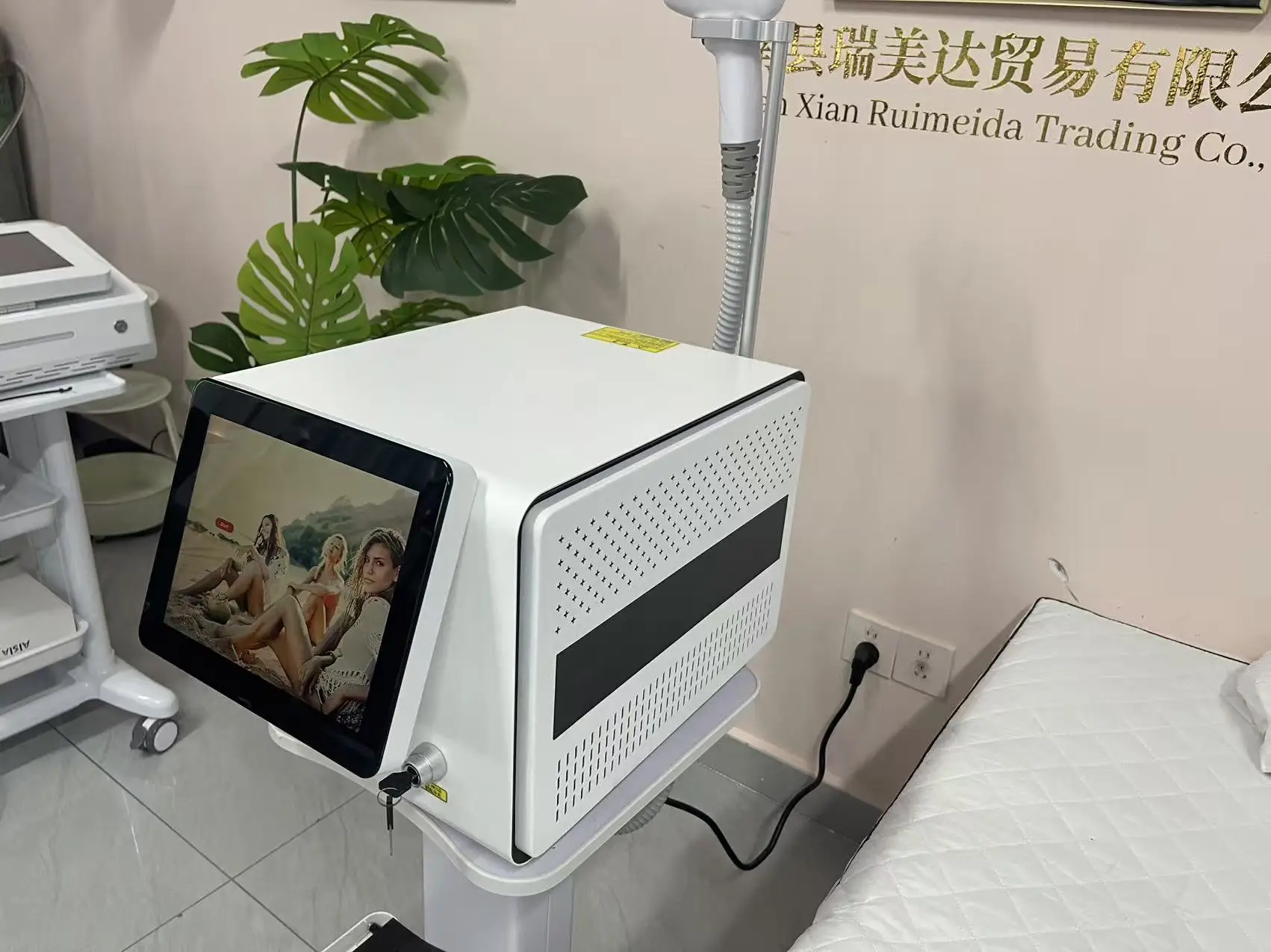 Ice Painless Diode Laser Hair Removal Machine 3 Wavelength 755nm 808nm 1064nm Epilation Definitive Suitable For All Skin Tones
Ice Painless Diode Laser Hair Removal Machine 3 Wavelength 755nm 808nm 1064nm Epilation Definitive Suitable For All Skin Tones