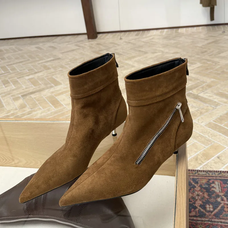 2025 зимние новые брендовые женские короткие ботинки, модные женские элегантные ботильоны с острым носком, модельные туфли-лодочки на тонком низком каблуке, новые
2025 зимние новые брендовые женские короткие ботинки, модные женские элегантные ботильоны с острым носком, модельные туфли-лодочки на тонком низком каблуке, новые