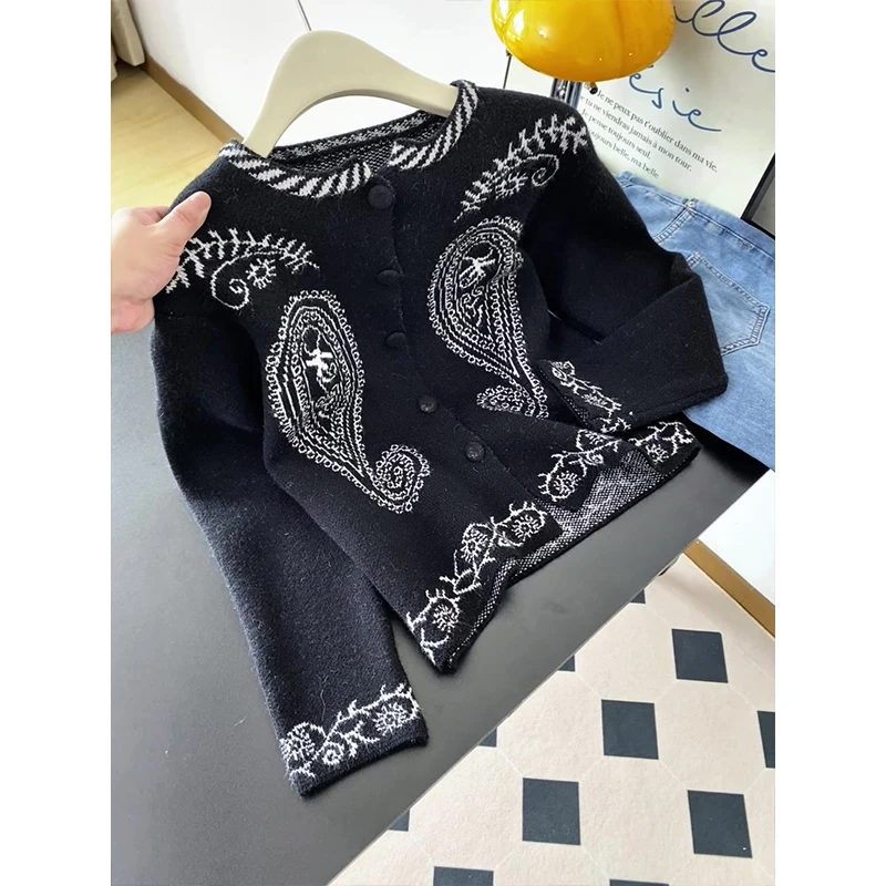 Retro Embroidered Heavy Work Open Cardigan Sweater Women's Black round Neck Knit Loose Fit Autumn Winter Fashion Commute Style
Retro Embroidered Heavy Work Open Cardigan Sweater Women's Black round Neck Knit Loose Fit Autumn Winter Fashion Commute Style