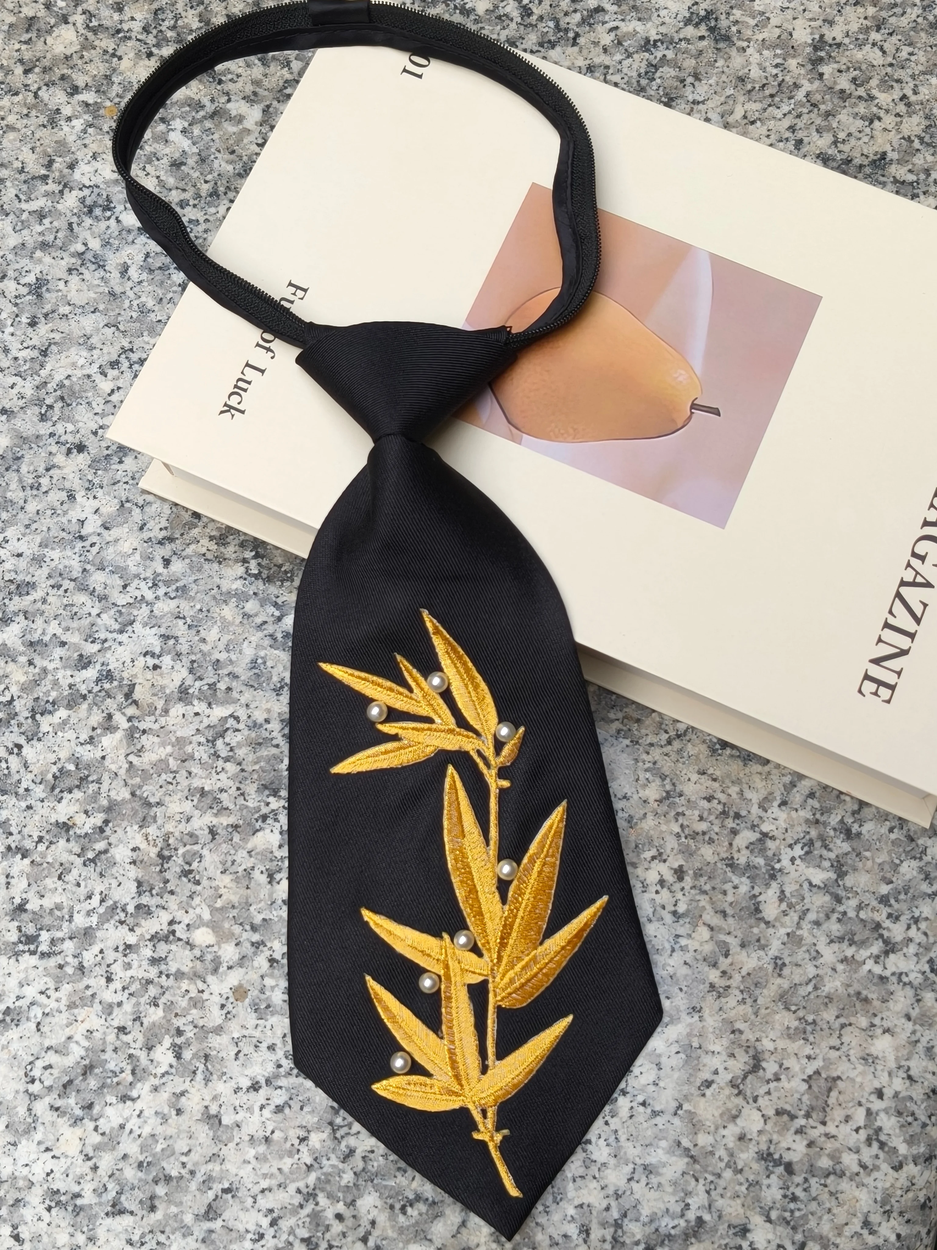 Retro Chinese-Style Bamboo Embroidery Lazy Tie, No Need to Tie, Just Pull On, New Chinese-Style Fashion Accessory
Retro Chinese-Style Bamboo Embroidery Lazy Tie, No Need to Tie, Just Pull On, New Chinese-Style Fashion Accessory