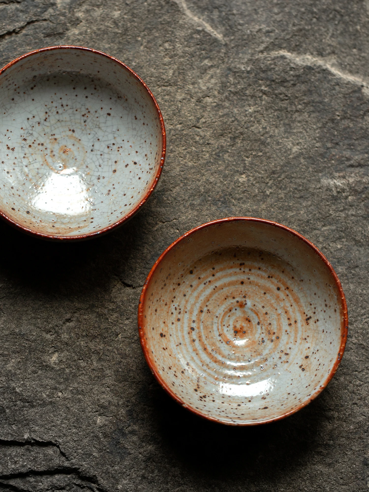 Чайная чаша ручной работы большого размера из оригинальной глины, обжигаемая в традиционной дровяной печи, для заваривания чая (ча-дзен)
Чайная чаша ручной работы большого размера из оригинальной глины, обжигаемая в традиционной дровяной печи, для заваривания чая (ча-дзен)