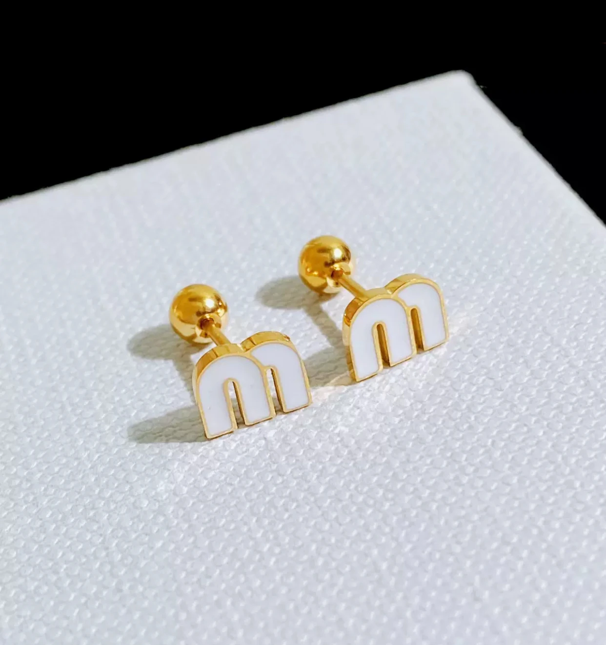 7mm Luxury titanium steel ear bone stud enamel men's and women's earrings high-end feeling daily blocking design sense earrings
7mm Luxury titanium steel ear bone stud enamel men's and women's earrings high-end feeling daily blocking design sense earrings