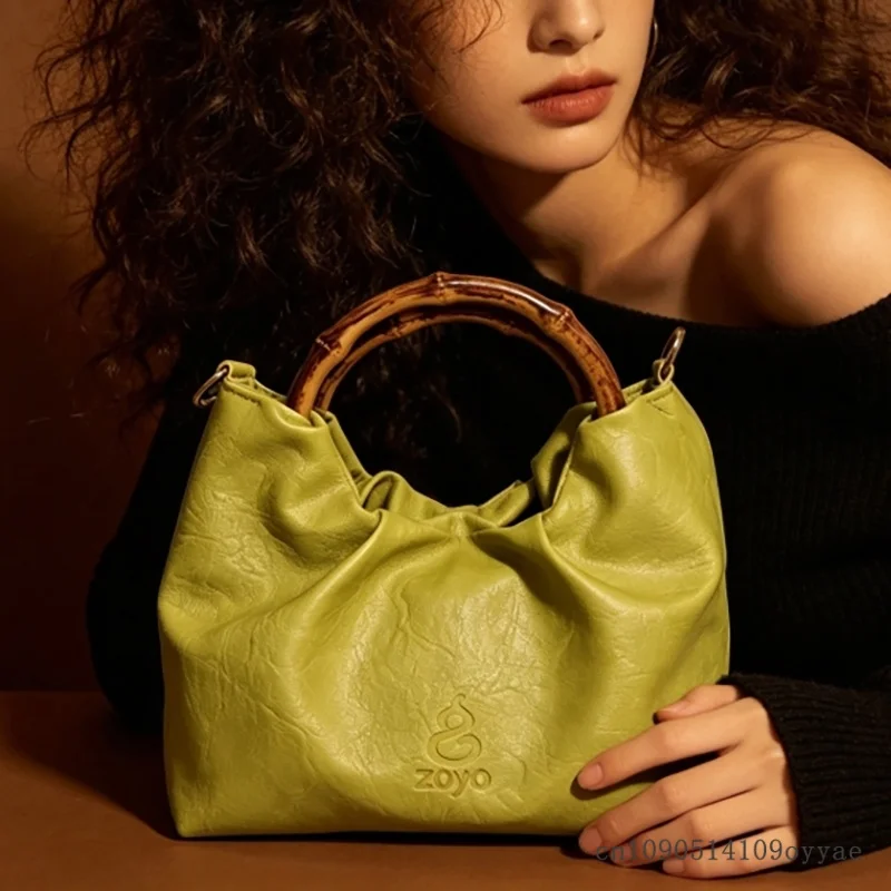 Fashionable retro style PU Leather Handbag Women's Elegant and Casual Large Capacity Bucket Bag for shopping and going out
Fashionable retro style PU Leather Handbag Women's Elegant and Casual Large Capacity Bucket Bag for shopping and going out