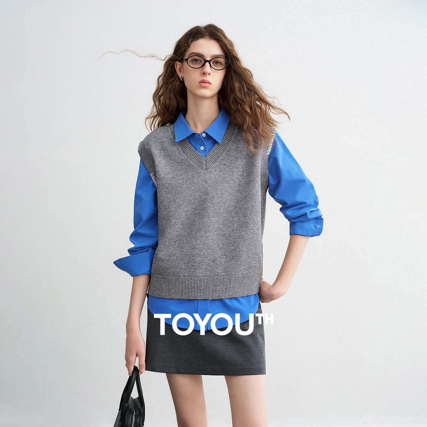 TOYOUTH женские вязаные жилеты 2026, весенние новые нишевые уникальные рубашки с v-образным вырезом и цветными блоками, многослойный жилет, топы
TOYOUTH женские вязаные жилеты 2026, весенние новые нишевые уникальные рубашки с v-образным вырезом и цветными блоками, многослойный жилет, топы