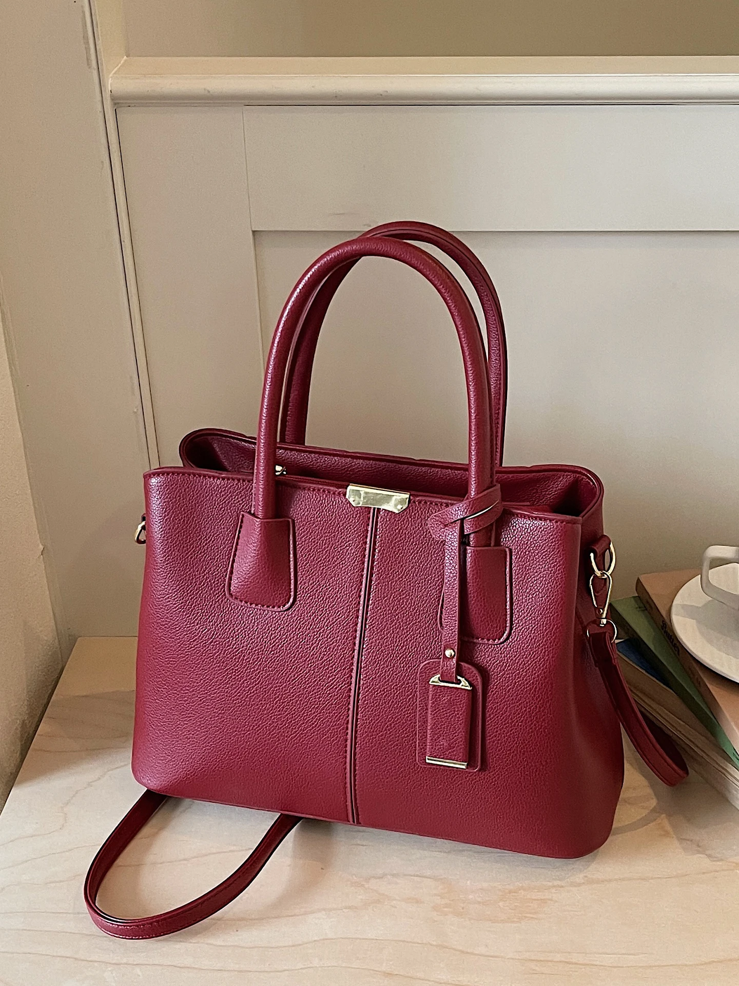 Elegant Women's Bucket Handbag Fashionable Commuter Shoulder Crossbody Bag Luxury Minimalist Design Summer 2026 New Model
Elegant Women's Bucket Handbag Fashionable Commuter Shoulder Crossbody Bag Luxury Minimalist Design Summer 2026 New Model