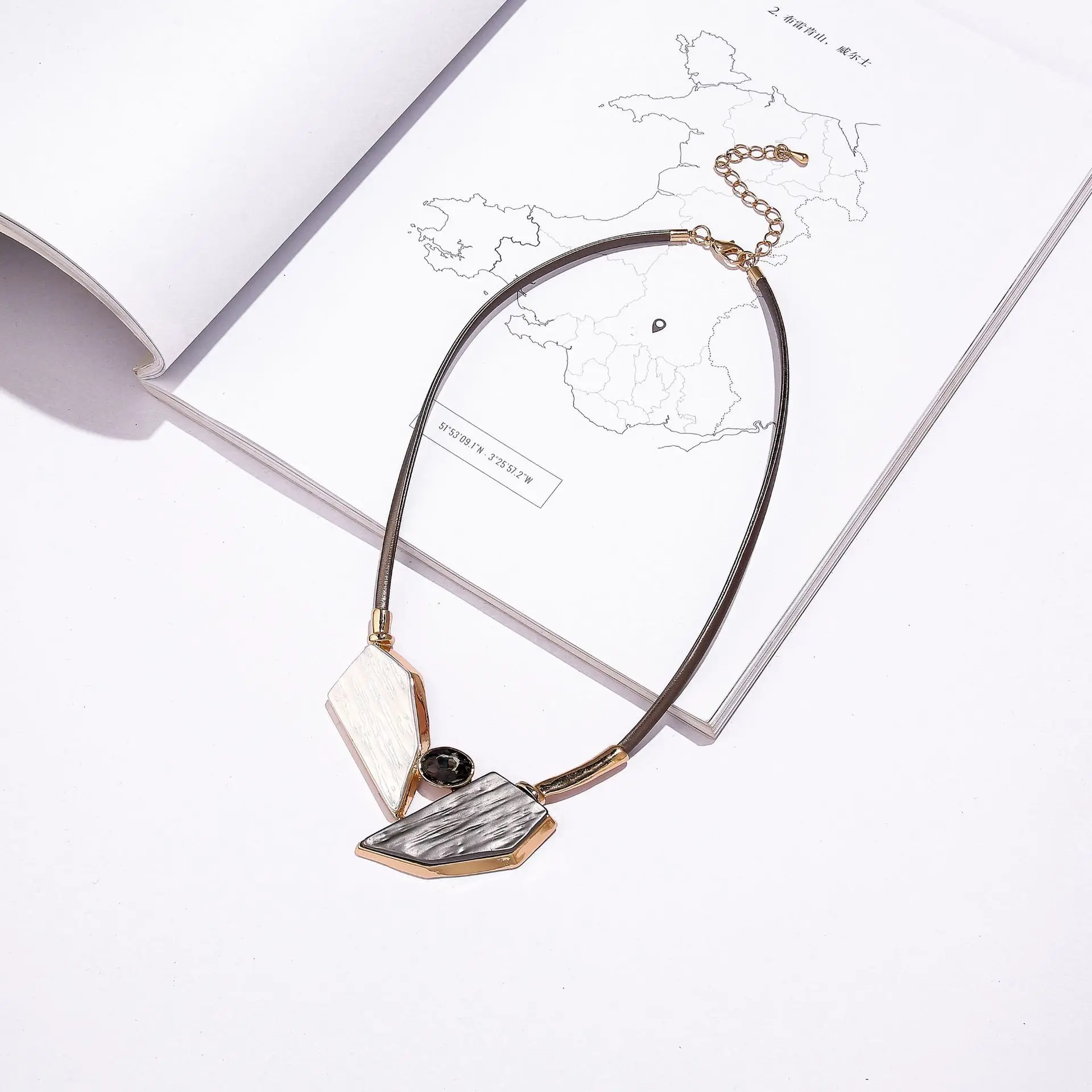 DIY accessories popular European and American popular fashion geometric ethnic style special-shaped contrasting color diamon
DIY accessories popular European and American popular fashion geometric ethnic style special-shaped contrasting color diamon