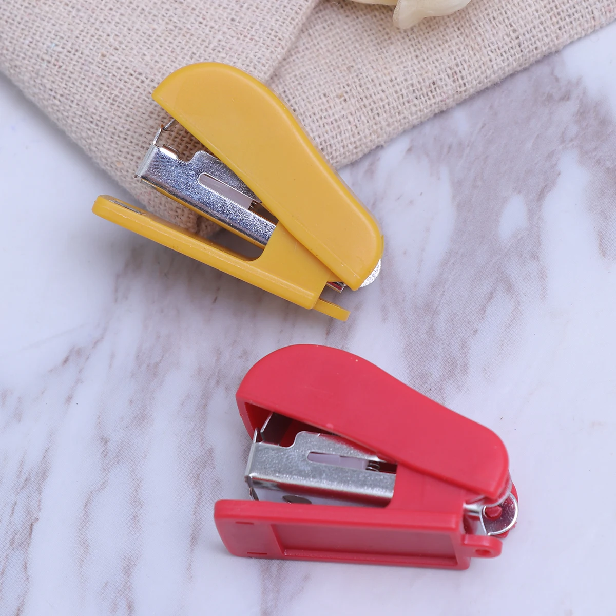 10pcs Mini Desktop Hand Stapler Office Home School Use Portable Lightweight Fun Design Stapler Set With Staples Random Color
10pcs Mini Desktop Hand Stapler Office Home School Use Portable Lightweight Fun Design Stapler Set With Staples Random Color
