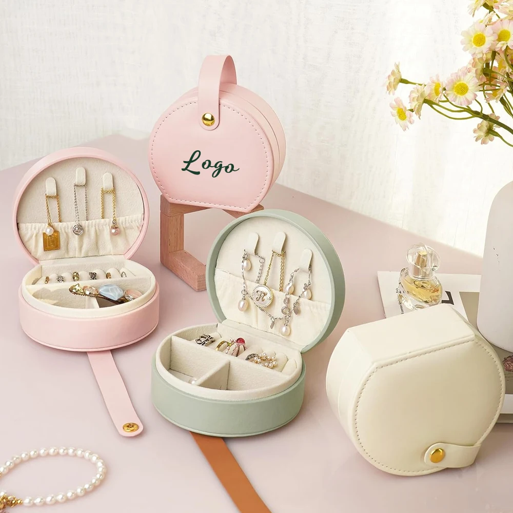 Шкатулка для драгоценностей из искусственной кожи с индивидуальным логотипом, портативный маленький чехол для женщин, ювелирные изделия, серьги, кольца, браслет, ожерелье, свадебные подарочные коробки
Шкатулка для драгоценностей из искусственной кожи с индивидуальным логотипом, портативный маленький чехол для женщин, ювелирные изделия, серьги, кольца, браслет, ожерелье, свадебные подарочные коробки