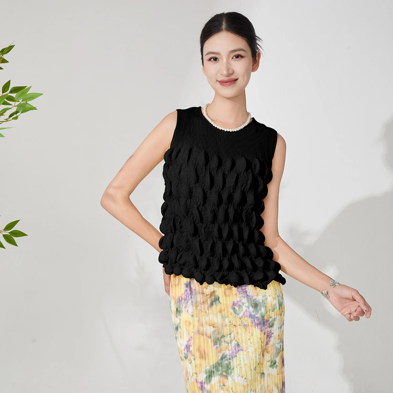 Latest Design Summer Women Pleated Tops Design Sense High Quality Sleeveless Fashion Tops Free Size Polyester Fabric
Latest Design Summer Women Pleated Tops Design Sense High Quality Sleeveless Fashion Tops Free Size Polyester Fabric