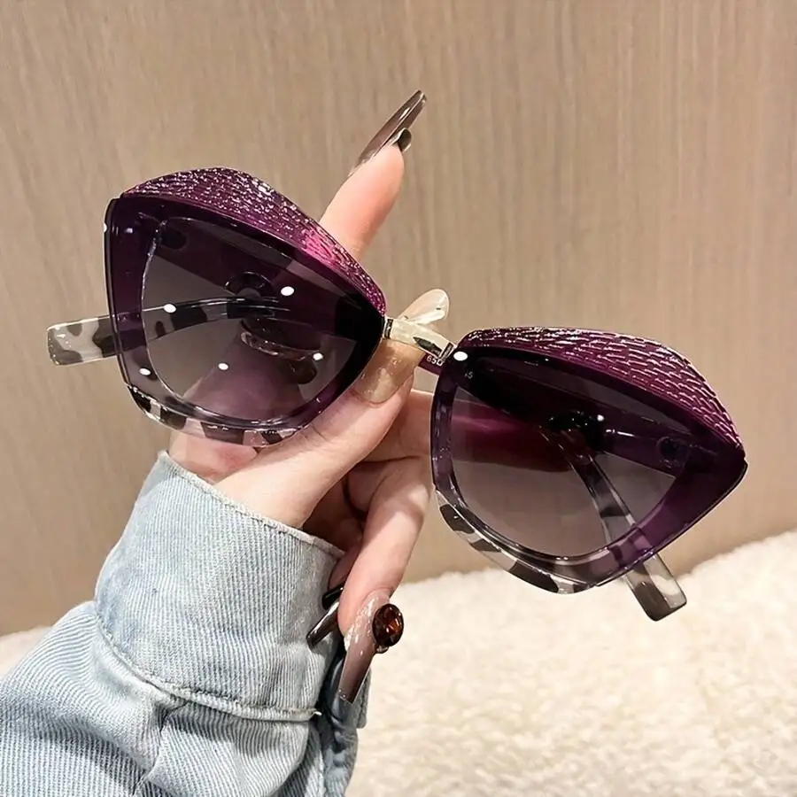 Stylish Cat Eye Sunglasses For Women With Textured Frame And Metal Accent Retro Slimming Design
Stylish Cat Eye Sunglasses For Women With Textured Frame And Metal Accent Retro Slimming Design