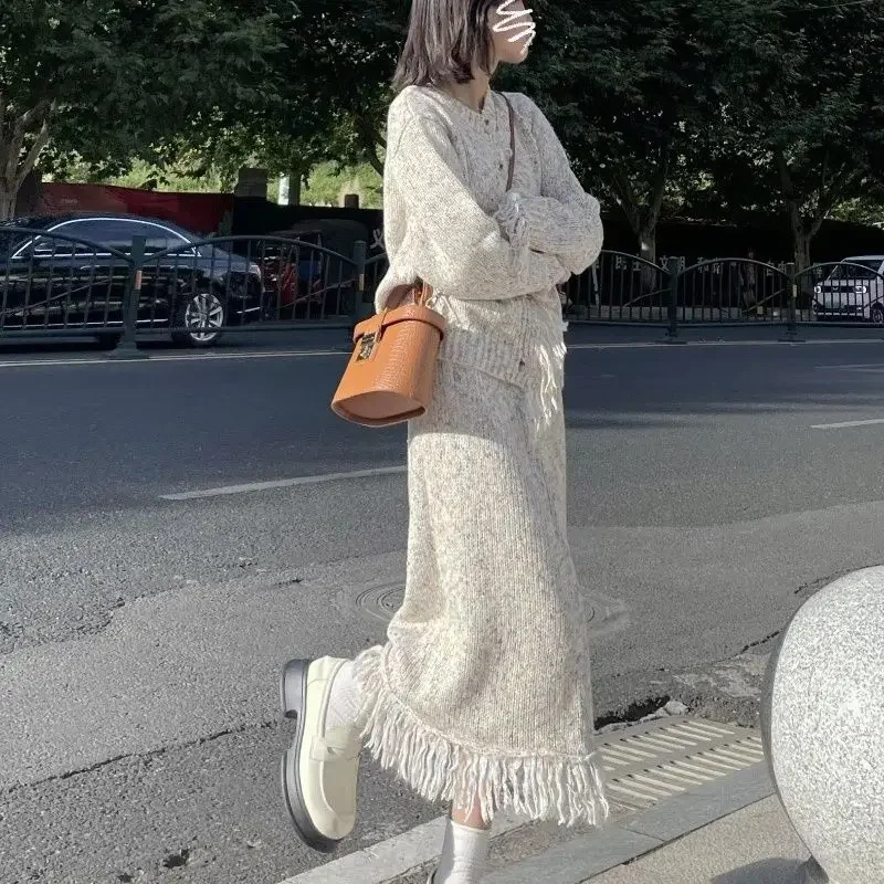 2024 Autumn New Women Knitted Two Piece Skirt Sets Gentle Wind O Neck Long Sleeve Cardigan + High Waist A Line Long Skirt Suit
2024 Autumn New Women Knitted Two Piece Skirt Sets Gentle Wind O Neck Long Sleeve Cardigan + High Waist A Line Long Skirt Suit