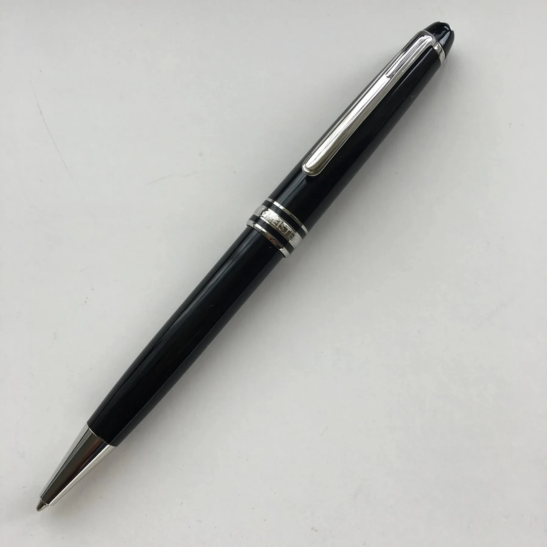 Limited Edition M B Metal ballpoint pen Black classic ballpoint pen Rotary water-based pen
Limited Edition M B Metal ballpoint pen Black classic ballpoint pen Rotary water-based pen
