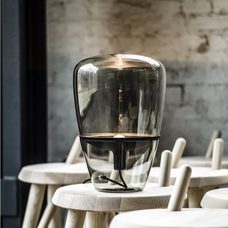 Postmodern minimalist creative bedside lamp, living room minimalist modern glass desk lamp, Italian designer's creativity
Postmodern minimalist creative bedside lamp, living room minimalist modern glass desk lamp, Italian designer's creativity