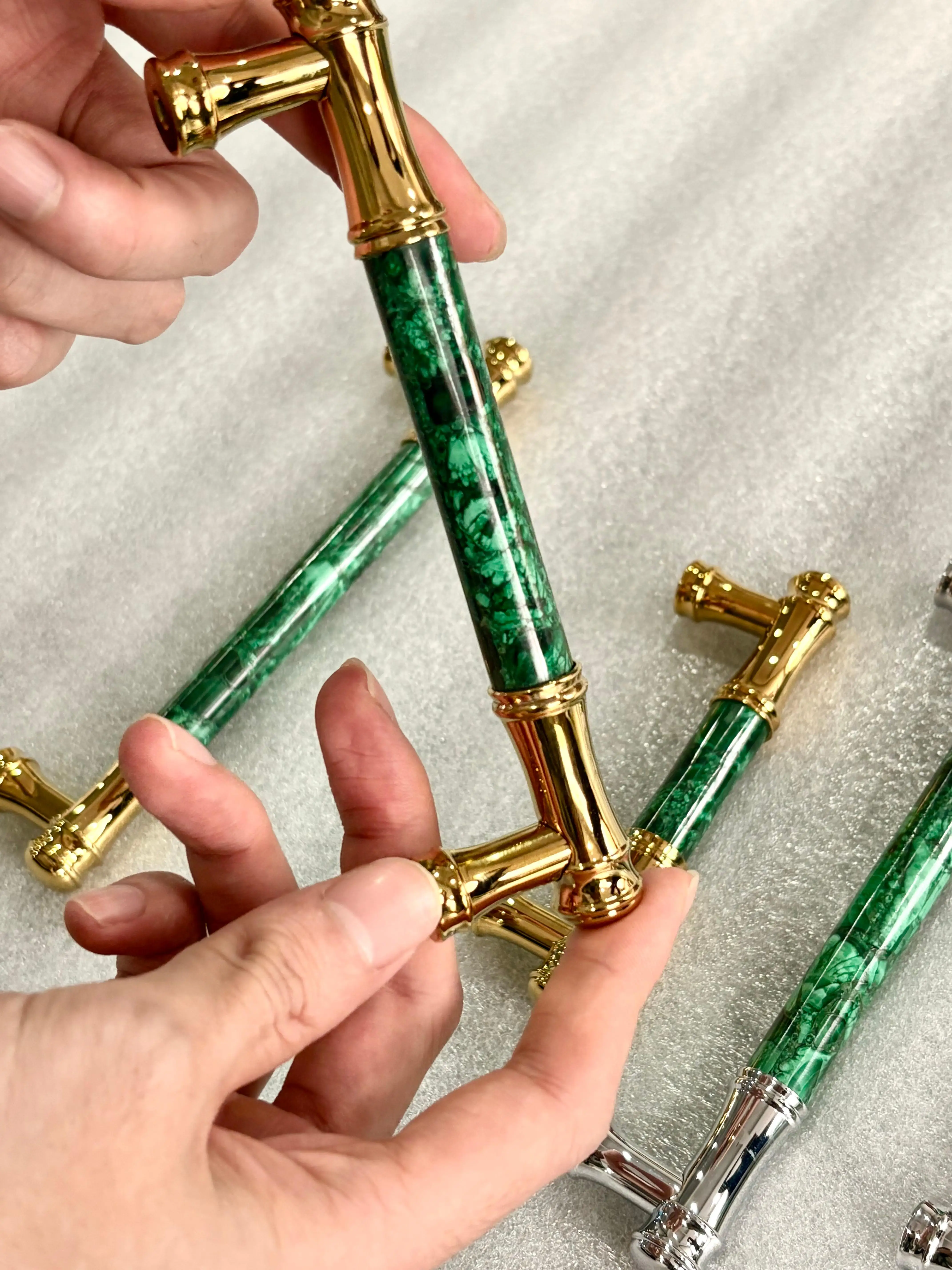 SAI'LANKA Brass Furniture Pulls Vintage-Style Natural Malachite Inlays—Luxurious Cabinet and Drawer Handles
SAI'LANKA Brass Furniture Pulls Vintage-Style Natural Malachite Inlays—Luxurious Cabinet and Drawer Handles