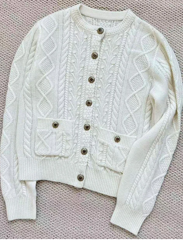 Уютный и мягкий вязаный кардиган для женщин – зимний свитер в корейском стиле в стиле ретро 2023 года.
Уютный и мягкий вязаный кардиган для женщин – зимний свитер в корейском стиле в стиле ретро 2023 года.