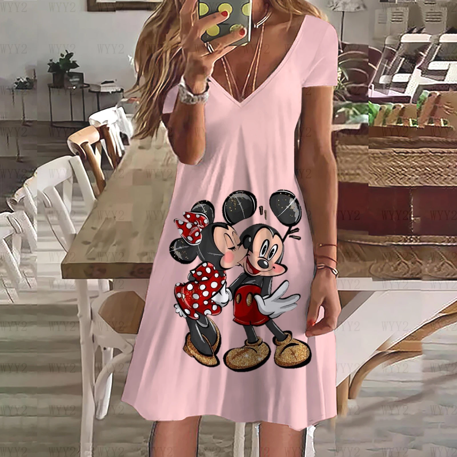 Новинка 2024 года, серия мультфильмов Диснея с Микки и Минни, платье с v-образным вырезом и короткими рукавами, повседневная модная женская одежда в уличном стиле
Новинка 2024 года, серия мультфильмов Диснея с Микки и Минни, платье с v-образным вырезом и короткими рукавами, повседневная модная женская одежда в уличном стиле