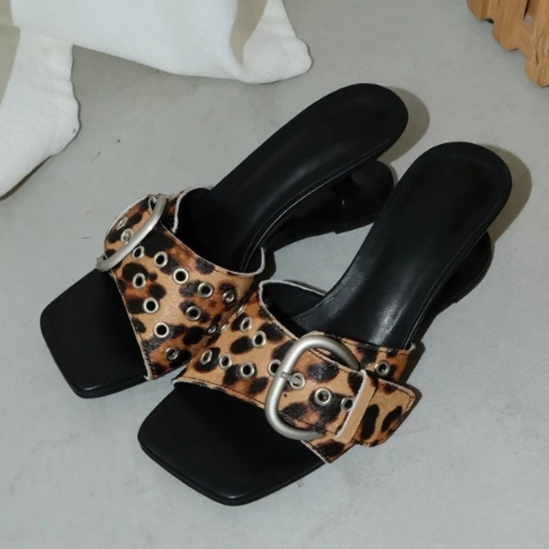Модные леопардовые туфли-лодочки с металлической пряжкой, необычный дизайн каблука, сексуальные тапочки на высоком каблуке с квадратным открытым носком, роскошные дизайнерские шлепанцы
Модные леопардовые туфли-лодочки с металлической пряжкой, необычный дизайн каблука, сексуальные тапочки на высоком каблуке с квадратным открытым носком, роскошные дизайнерские шлепанцы