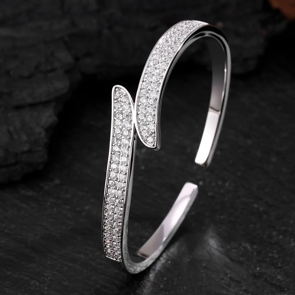 Korean Elegant Micro-inlaid Zircon Open Bangle, Niche Stylish Designer High-grade Versatile Hand Jewelry
Korean Elegant Micro-inlaid Zircon Open Bangle, Niche Stylish Designer High-grade Versatile Hand Jewelry