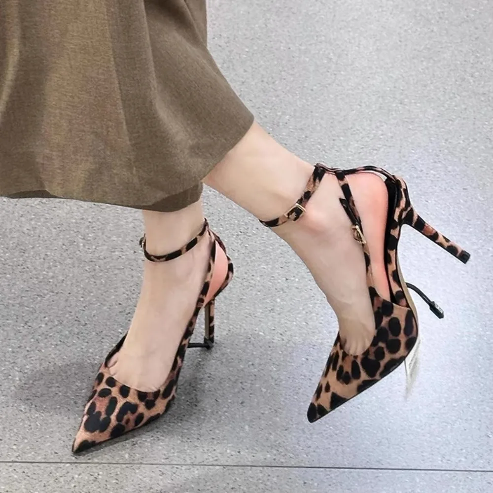 Leopard Print Pointed Toe Office Lady Shoes Autumn Designer Shallow Stilettos Large Size Ankle Strap Women High Heels Pumps
Leopard Print Pointed Toe Office Lady Shoes Autumn Designer Shallow Stilettos Large Size Ankle Strap Women High Heels Pumps