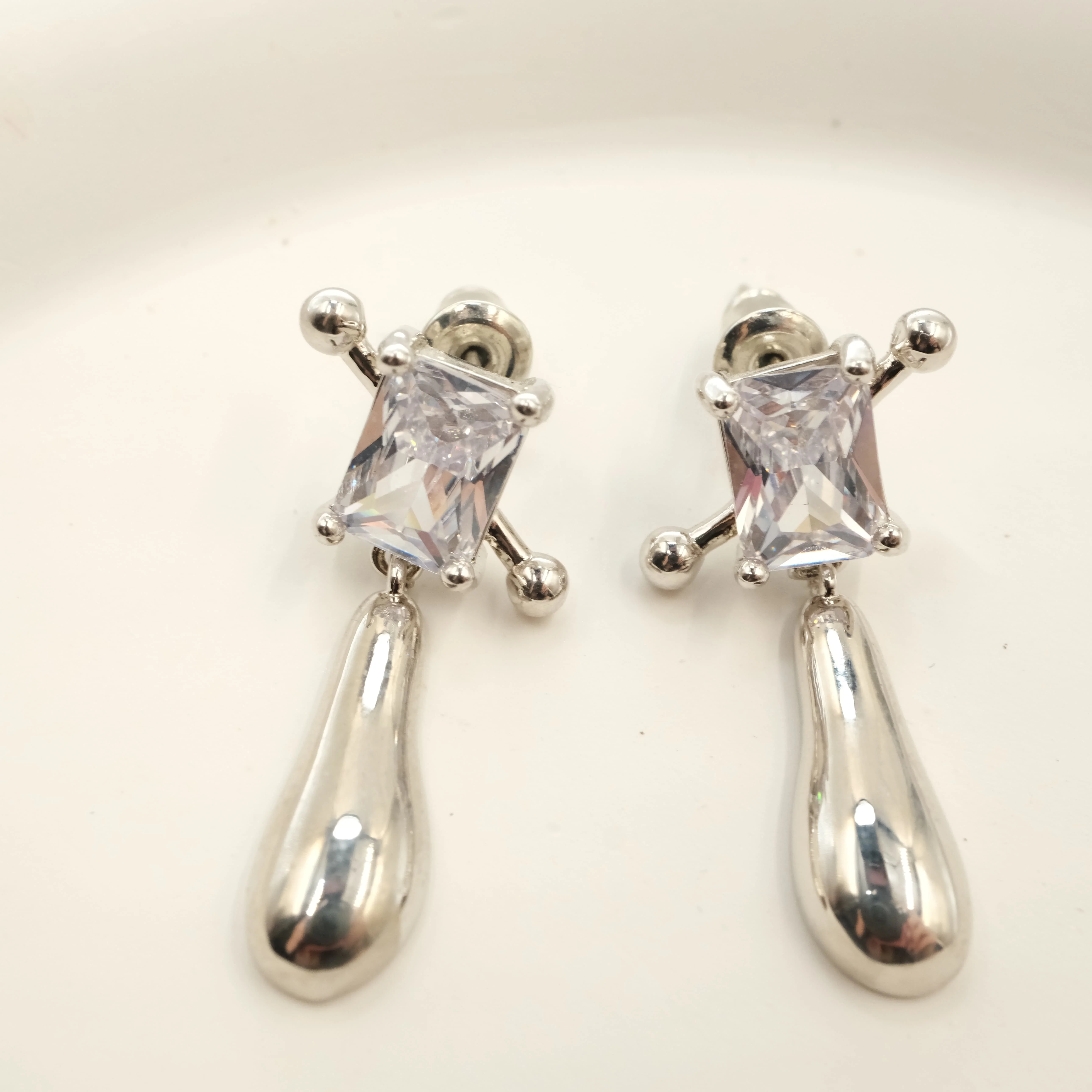 18K Gold-Plated Silver Needle Water Drop Square Zircon Hypoallergenic Lightweight Modern Minimalist Elegant Earrings
18K Gold-Plated Silver Needle Water Drop Square Zircon Hypoallergenic Lightweight Modern Minimalist Elegant Earrings