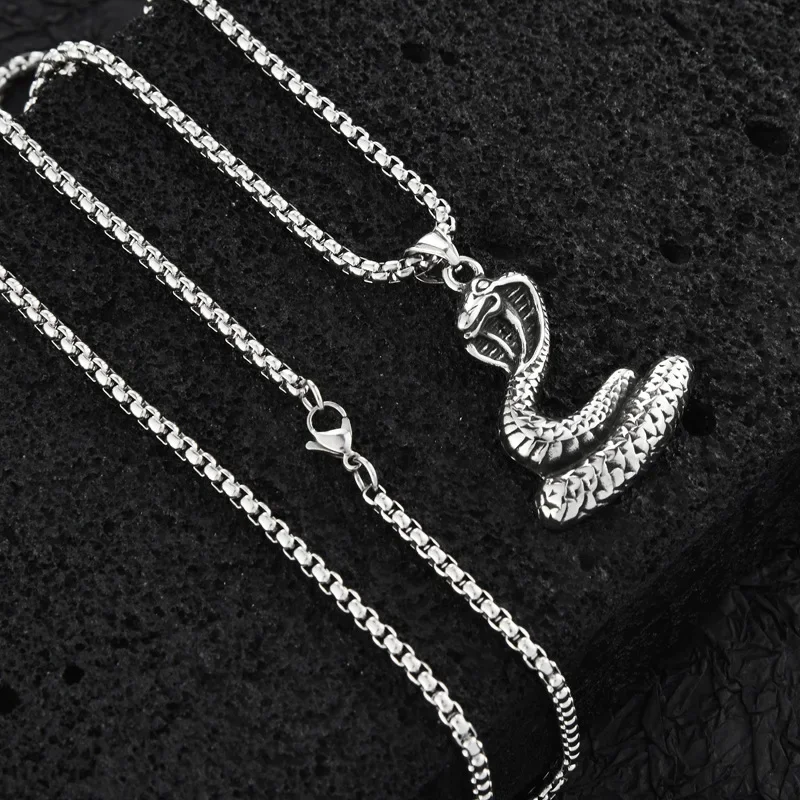 Darkness and creativity, fashionable clothing sweater chains, retro collars and powerful snake pendants, unique necklaces 
Darkness and creativity, fashionable clothing sweater chains, retro collars and powerful snake pendants, unique necklaces
