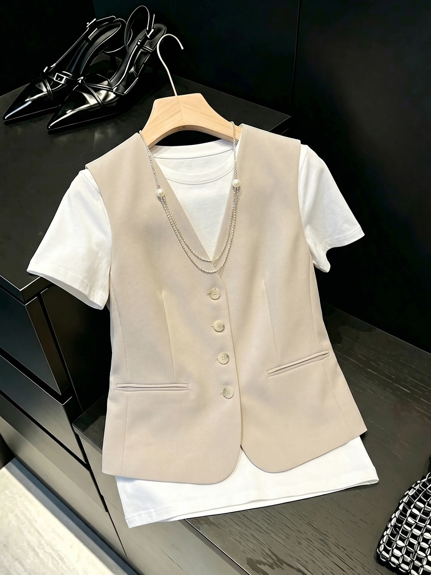 Fashionable V-Neck Sleeveless Vest Commute Style Single Button Design Summer 2026 Women's Outerwear Casual Straight Cut
Fashionable V-Neck Sleeveless Vest Commute Style Single Button Design Summer 2026 Women's Outerwear Casual Straight Cut