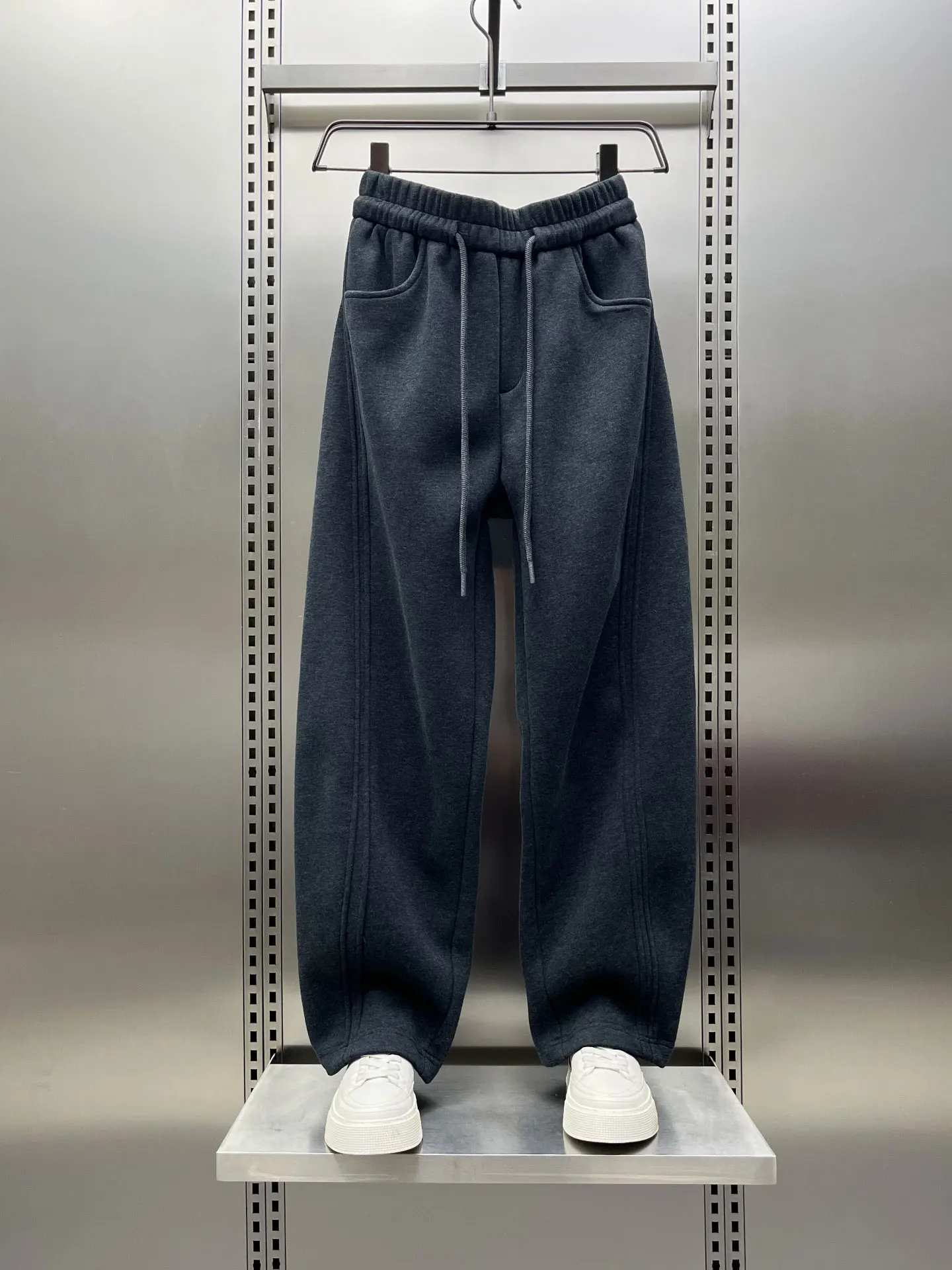 Модные зимние повседневные брюки на флисовой подкладке для мужчин, свободные прямые брюки, спортивные брюки, широкие брюки в уличном стиле
Модные зимние повседневные брюки на флисовой подкладке для мужчин, свободные прямые брюки, спортивные брюки, широкие брюки в уличном стиле