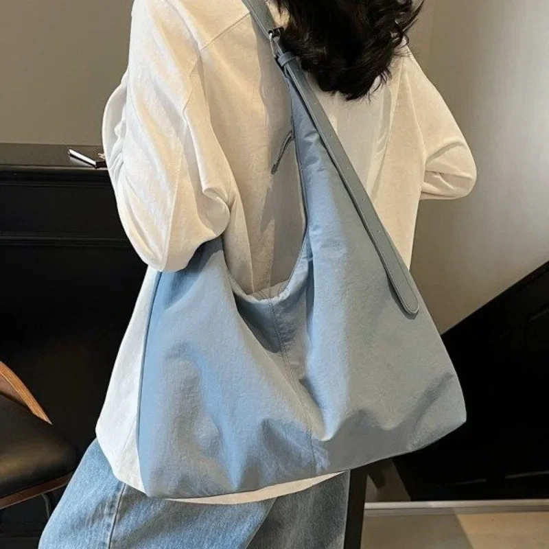 Chic Ladies Shoulder Bag By Luxury Brand - Elegant Leather Handbag From Famous Designer For Women
Chic Ladies Shoulder Bag By Luxury Brand - Elegant Leather Handbag From Famous Designer For Women