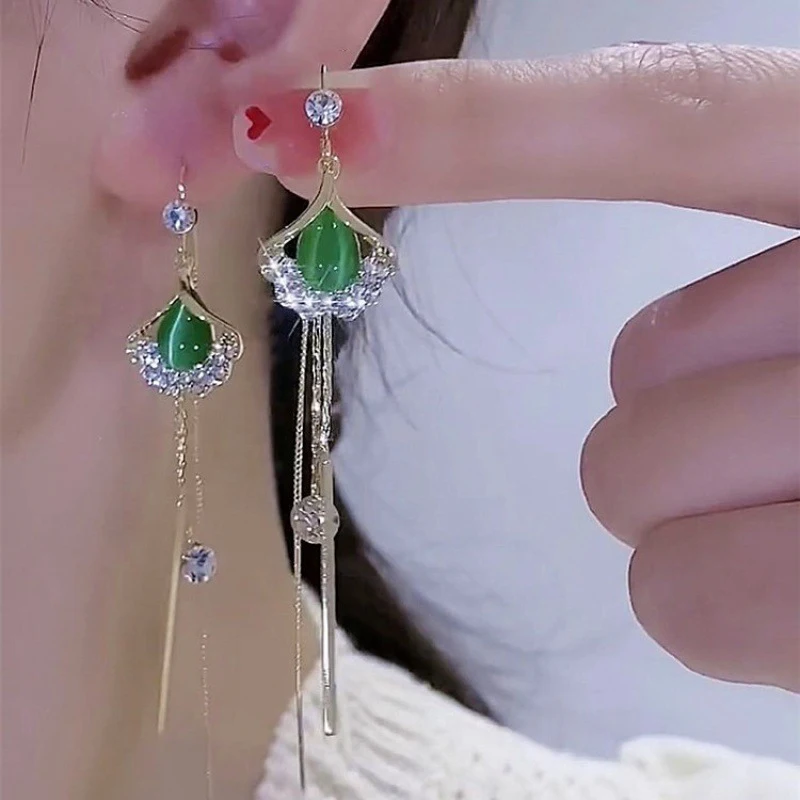 Elegant Ginkgo Leaf Long Tassel Ear Wire for Women New Fashion Trend Light Luxury Temperament Ladies Wedding Party Jewelry Gift
Elegant Ginkgo Leaf Long Tassel Ear Wire for Women New Fashion Trend Light Luxury Temperament Ladies Wedding Party Jewelry Gift