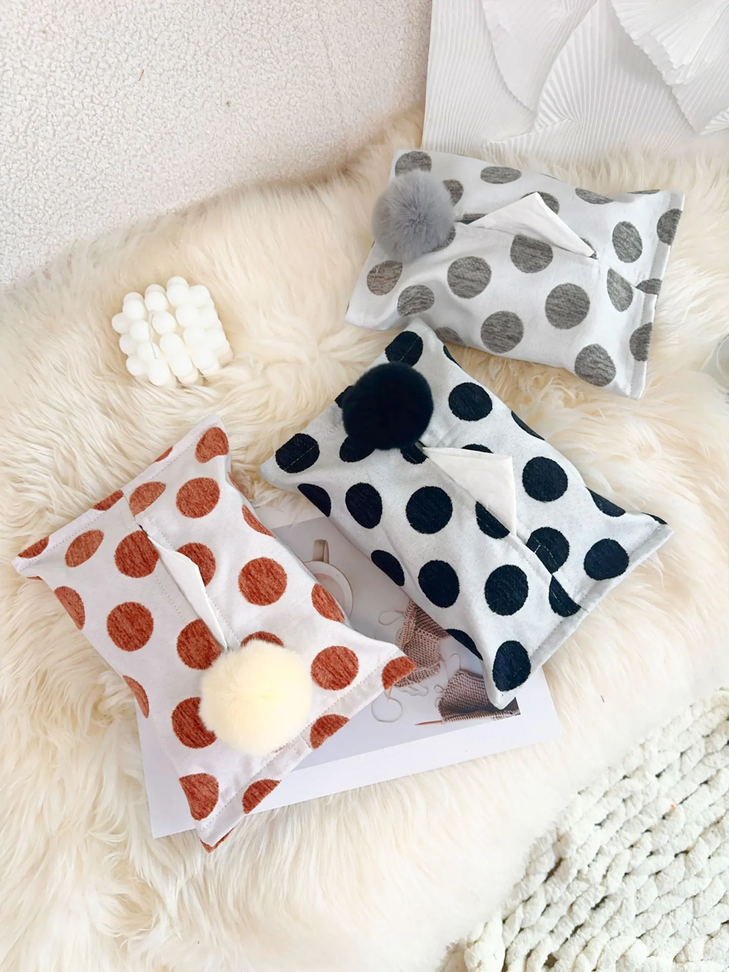 Оригинальная пушистая коробка для салфеток в горошек, сумка-органайзер для спальни, кофейного столика, гостиной, тканевый декор, роскошное ощущение, для вытягивания салфеток
Оригинальная пушистая коробка для салфеток в горошек, сумка-органайзер для спальни, кофейного столика, гостиной, тканевый декор, роскошное ощущение, для вытягивания салфеток