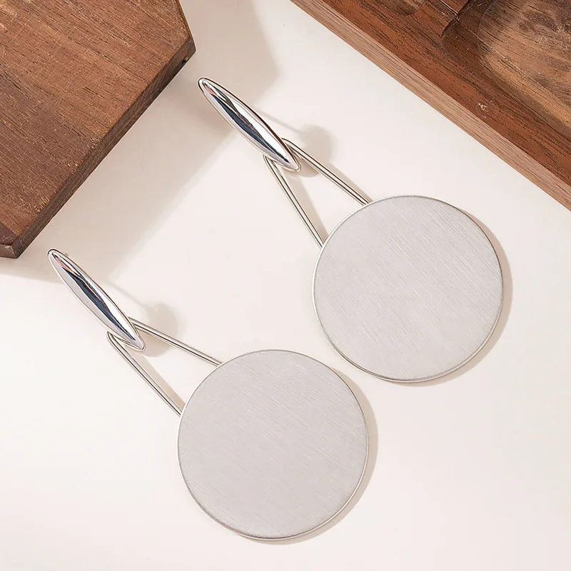 Stylish and exquisite metal style geometric circle face slimming earrings simple and fashionable commuting earrings
Stylish and exquisite metal style geometric circle face slimming earrings simple and fashionable commuting earrings