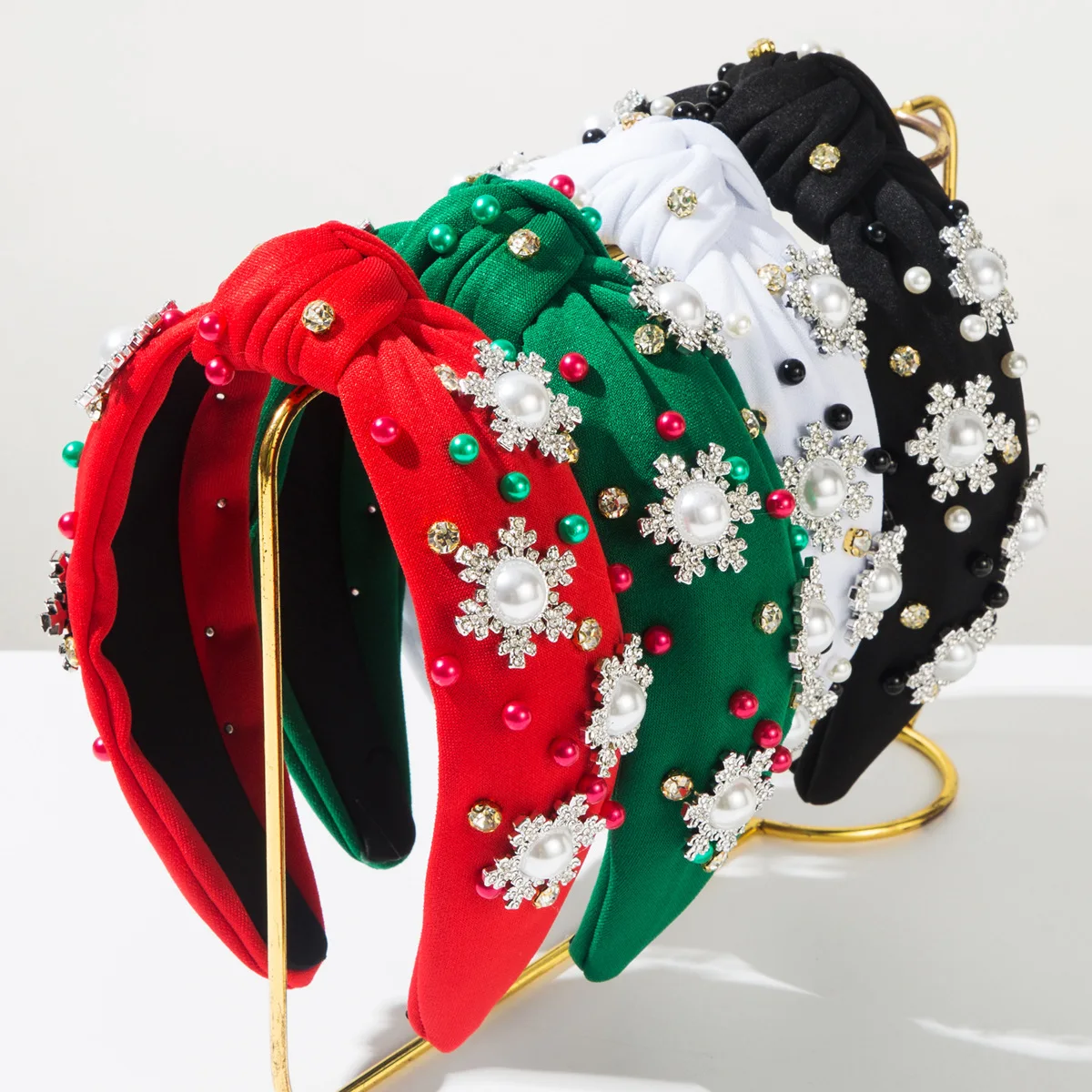 Fashion Alloy Diamond Pearl Snowflake Knot Wide Edge Christmas Headband Women's Holiday Party Hair Accessories
Fashion Alloy Diamond Pearl Snowflake Knot Wide Edge Christmas Headband Women's Holiday Party Hair Accessories