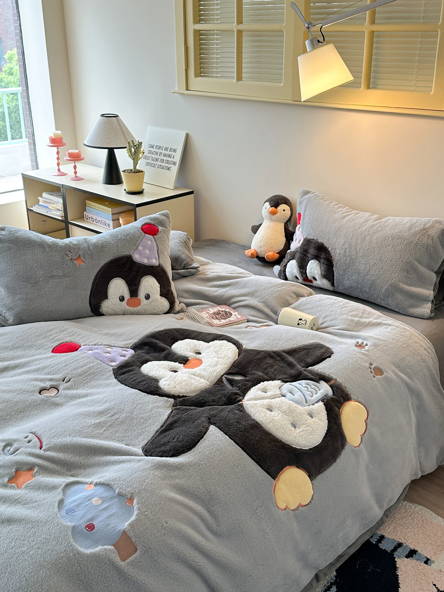 Thickened Milk Velvet Penguin Pattern Home Textile Comforter Cover Set Cute Cartoon Design Winter Warm Four Piece Bedding Set
Thickened Milk Velvet Penguin Pattern Home Textile Comforter Cover Set Cute Cartoon Design Winter Warm Four Piece Bedding Set