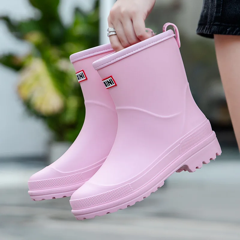Four seasons adult rain shoes fashionable outdoor wear women's medium tube non-slip waterproof rain boots cover outdoor
Four seasons adult rain shoes fashionable outdoor wear women's medium tube non-slip waterproof rain boots cover outdoor