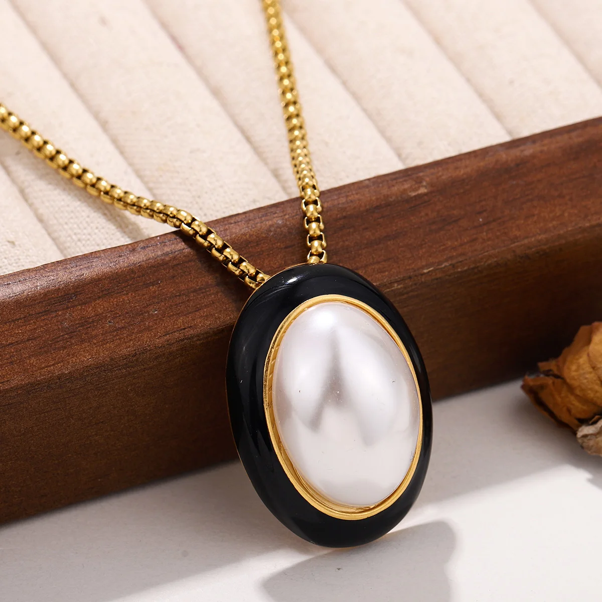 French Vintage Style Oval Pearl Necklace - Black Enamel Gold Plated Pendant with Thick Chain for Women
French Vintage Style Oval Pearl Necklace - Black Enamel Gold Plated Pendant with Thick Chain for Women
