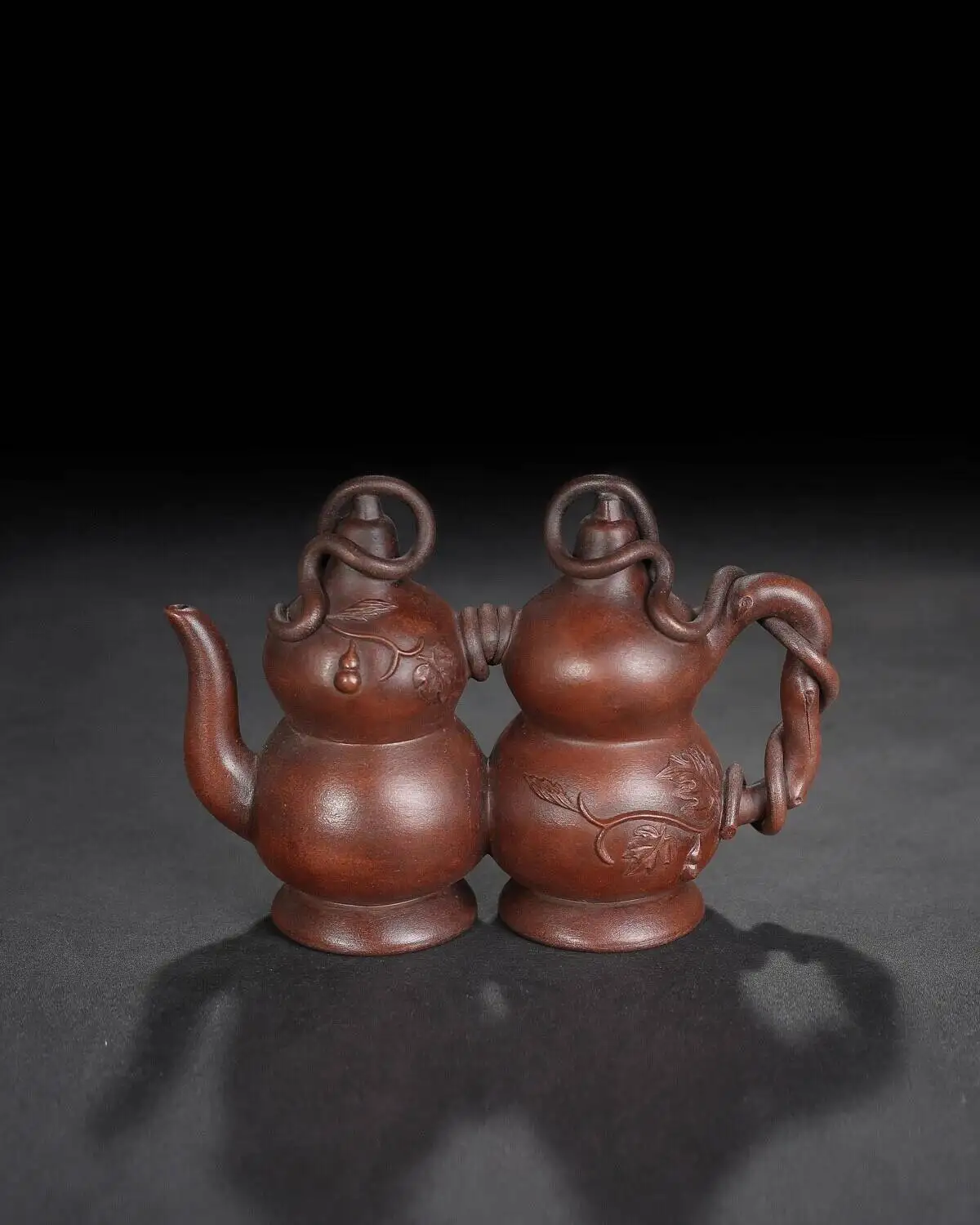 Chinese Yixing Zisha Clay Handcrafted Exquisite Gourd-Shaped Reverse-Flow Teapot
Chinese Yixing Zisha Clay Handcrafted Exquisite Gourd-Shaped Reverse-Flow Teapot