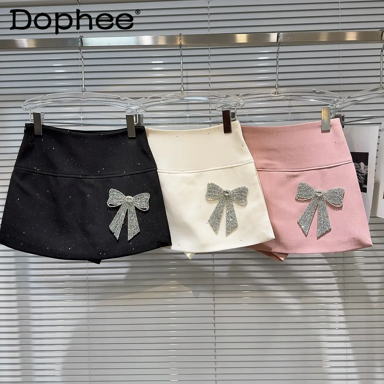 2025 Spring New French Celebrity Rhinestone Bow Wide Waist Head Skirt Women Temperament Short Skirt Solid Color A-shaped Skirt
2025 Spring New French Celebrity Rhinestone Bow Wide Waist Head Skirt Women Temperament Short Skirt Solid Color A-shaped Skirt