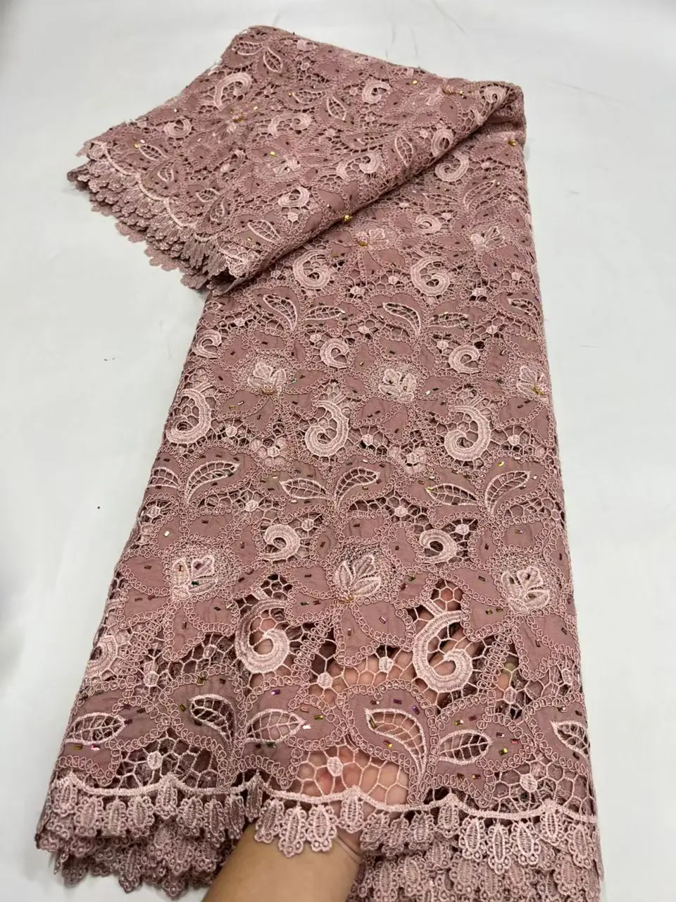 2026 High-Quality Africa Nigerian Sequins Cotton Embroidery Lace Fabric Tulle 5 Yards for Wedding Party Dress Chiffon JL561
2026 High-Quality Africa Nigerian Sequins Cotton Embroidery Lace Fabric Tulle 5 Yards for Wedding Party Dress Chiffon JL561