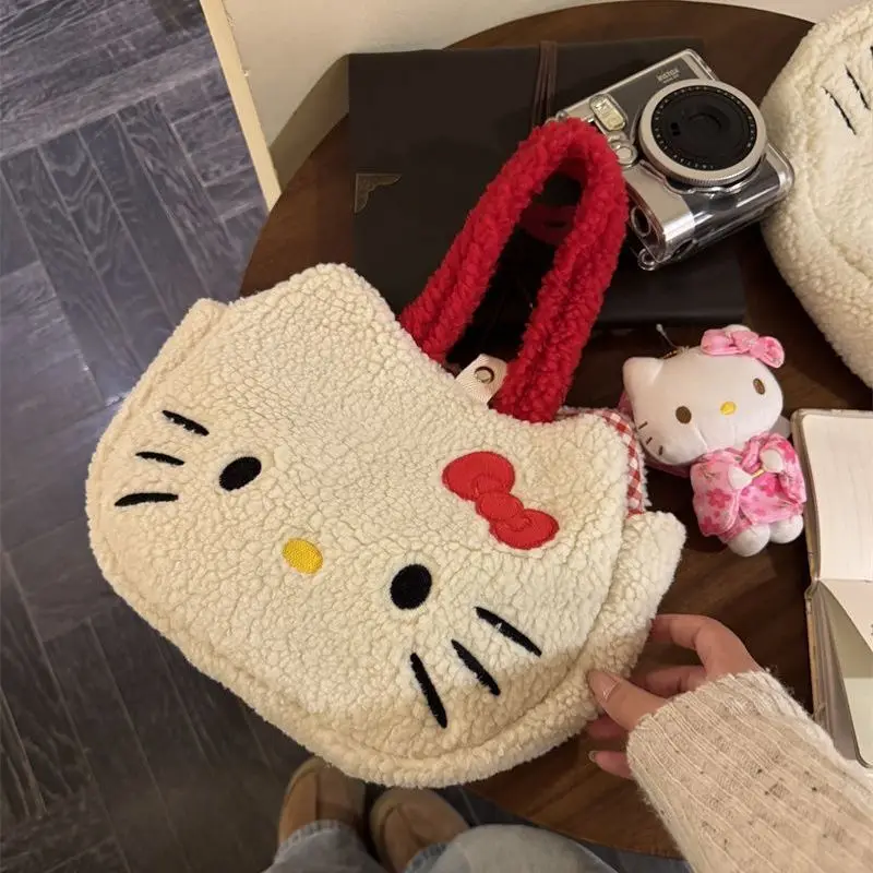 Sanrio милая мультяшная ручная сумка на запястье «Hello Kitty», женская осенне-зимняя клетчатая повседневная сумка из овечьей шерсти
Sanrio милая мультяшная ручная сумка на запястье «Hello Kitty», женская осенне-зимняя клетчатая повседневная сумка из овечьей шерсти