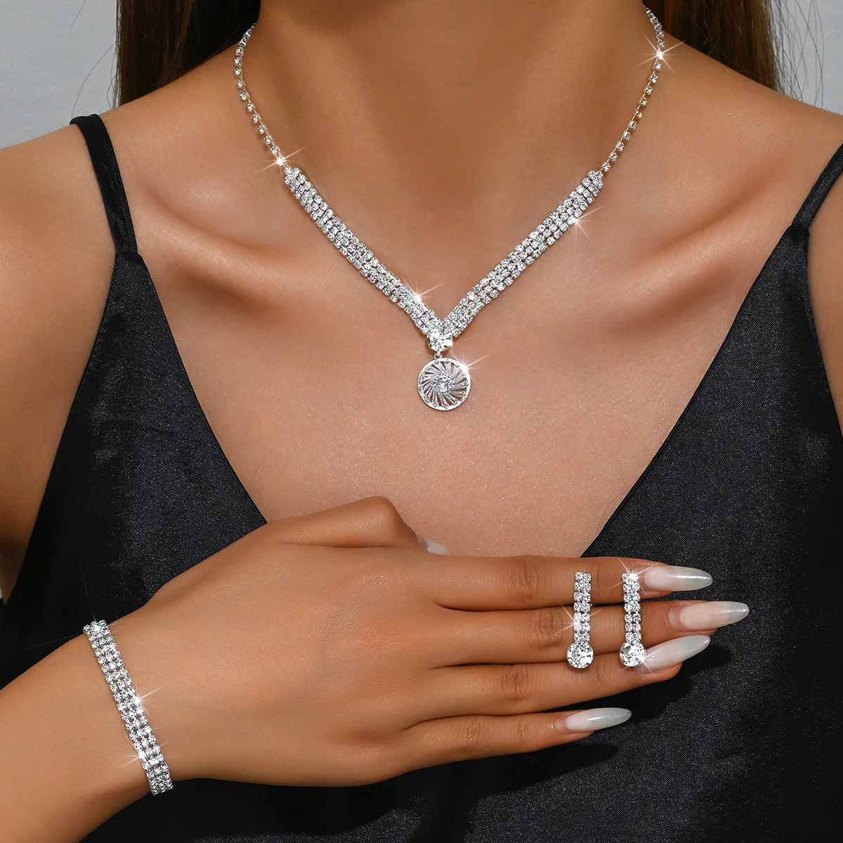 New silver zirconium geometric necklace, earrings and bracelet set - fashionable and high-end party jewelry
New silver zirconium geometric necklace, earrings and bracelet set - fashionable and high-end party jewelry