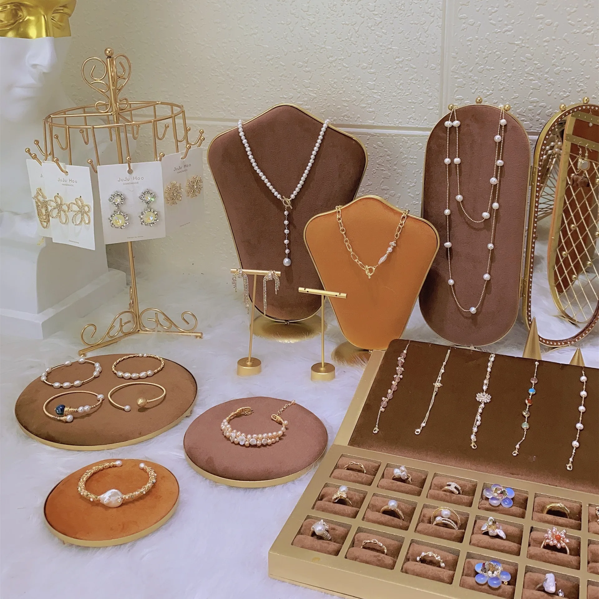 R. shinohara display the new color suit necklace bracelet earrings brooch jewelry jewelry display fashion and personality
R. shinohara display the new color suit necklace bracelet earrings brooch jewelry jewelry display fashion and personality