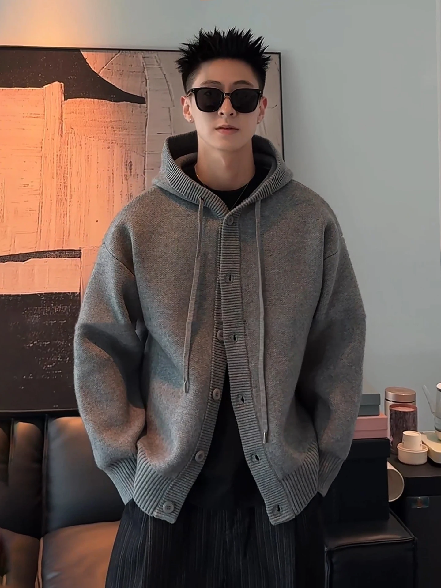 Мужской вязаный кардиган с капюшоном, осенне-зимний, в американском ретро-стиле, свободного кроя, повседневный, уютный и стильный
Мужской вязаный кардиган с капюшоном, осенне-зимний, в американском ретро-стиле, свободного кроя, повседневный, уютный и стильный